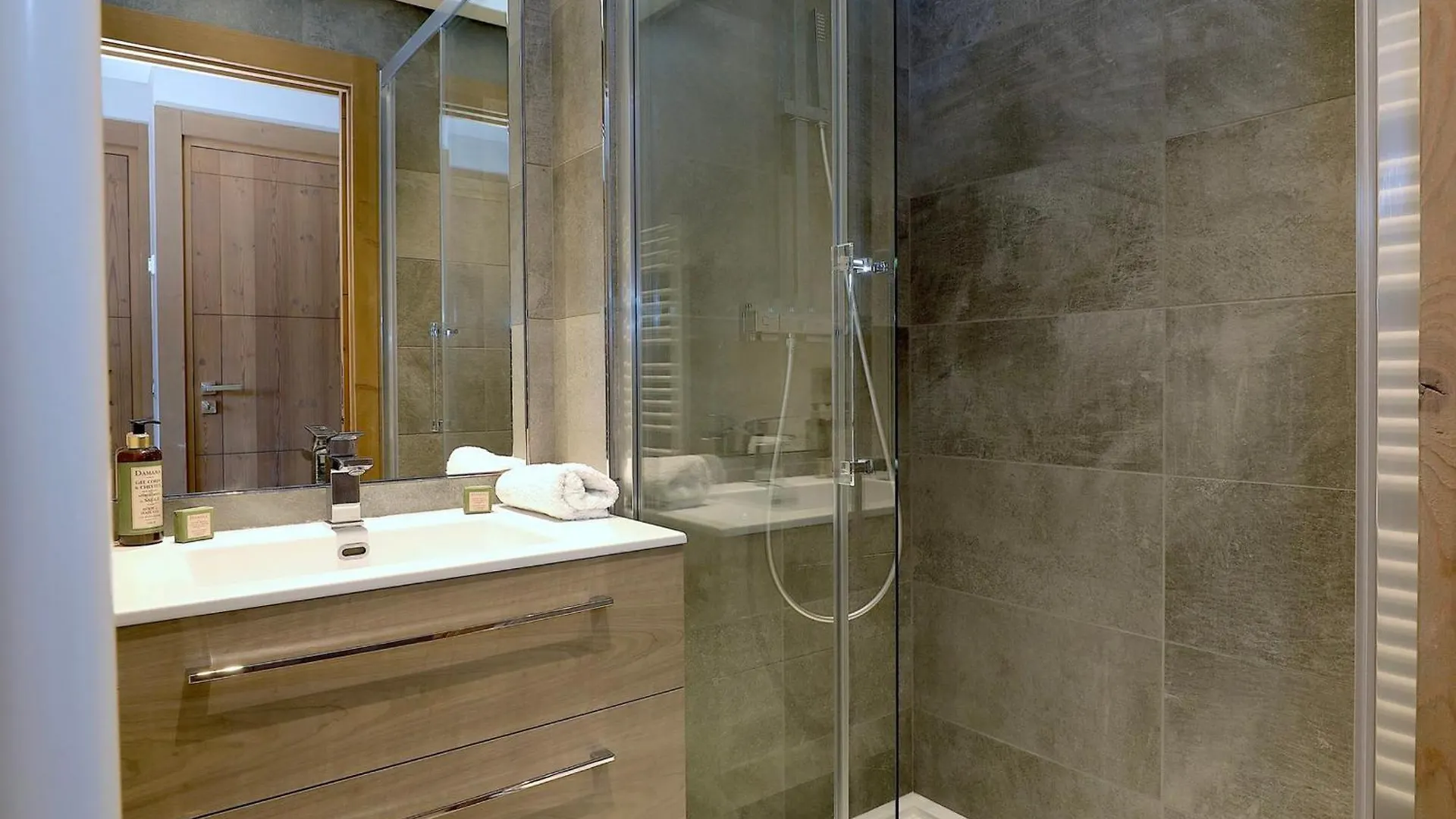 Chalet De Luxe Au Coeur De Courchevel Le Praz Avec Sauna Et Acces Direct Aux 3 Vallees - Fr-1-575-149 France